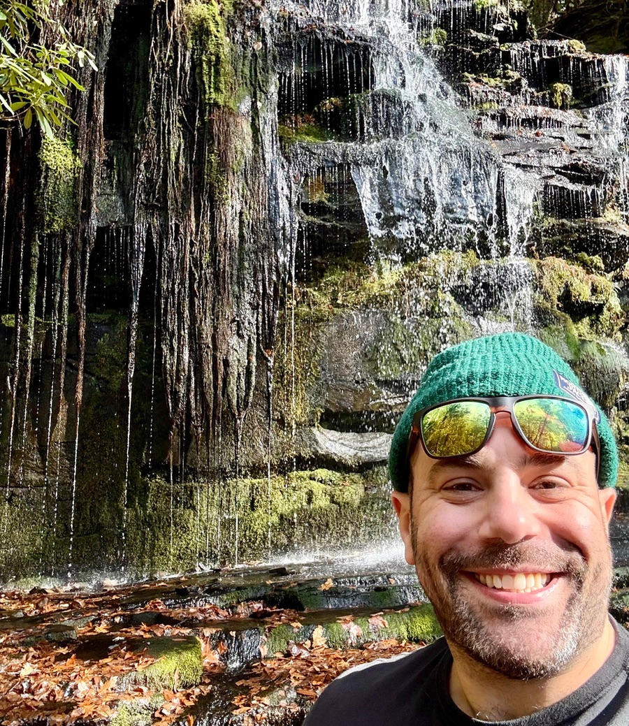 Evan, BCBA y fundador de Cove ABA, al aire libre en un bosque
